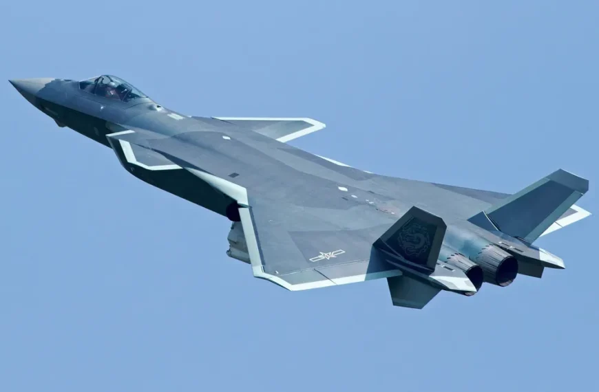 중국 J-20과 미국 F-35, 5세대 전투기의 보이지 않는 경쟁